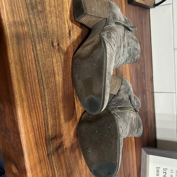 Barely Used Paul Green Gray Malibu sliced zip bootie! - Picture 3 of 4
